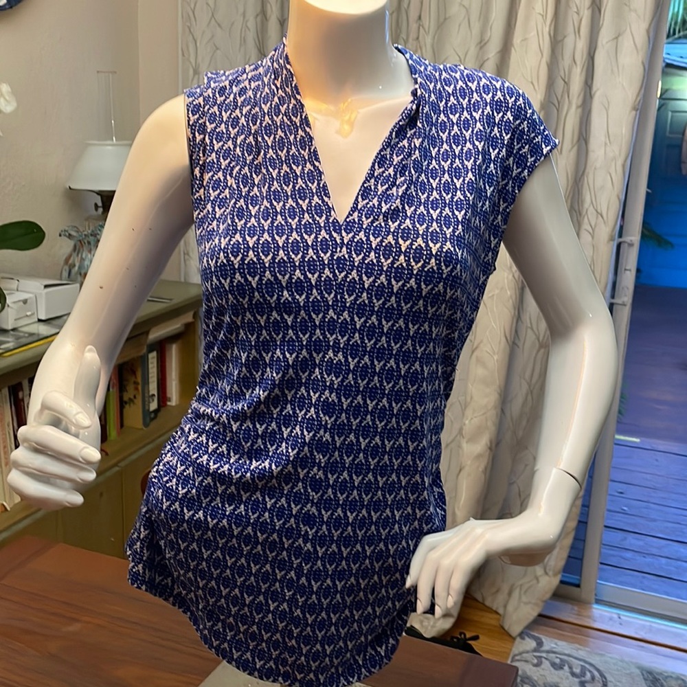 Sleeveless vince Camino top with v neck